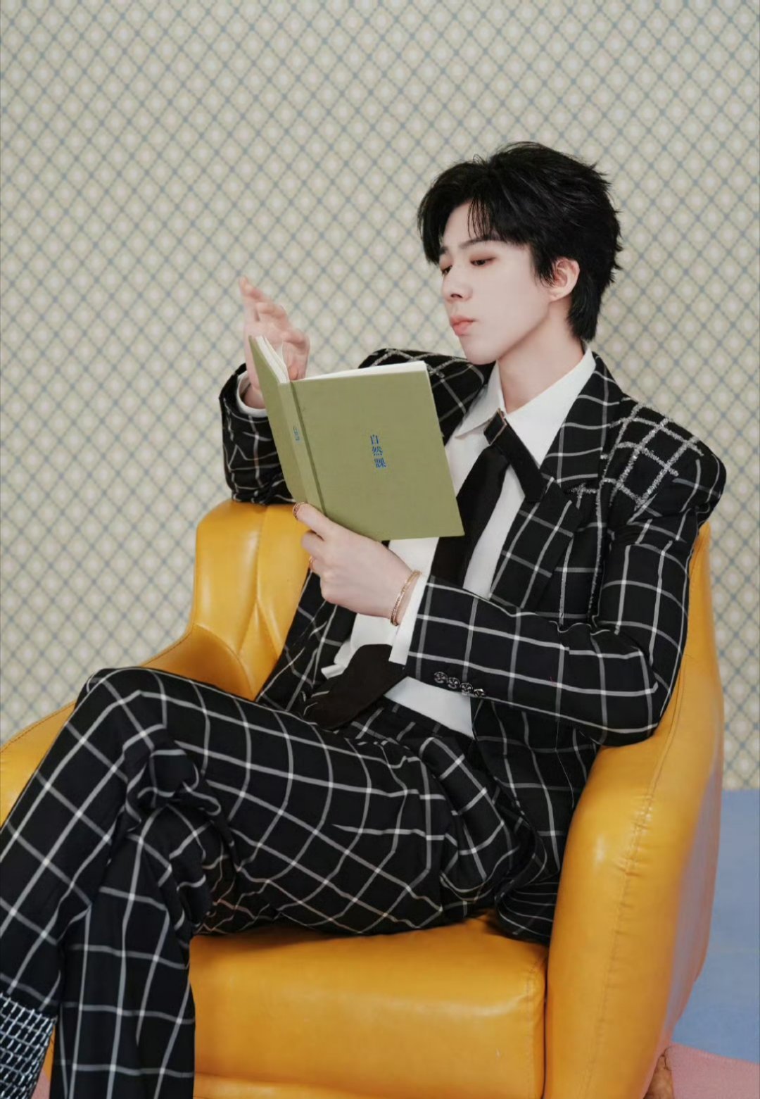 刘宇宁伴舞呆米刘宇宁唱《扑通扑通》的时候大屏上直接跳出了呆米的三个虚拟卡通形象也