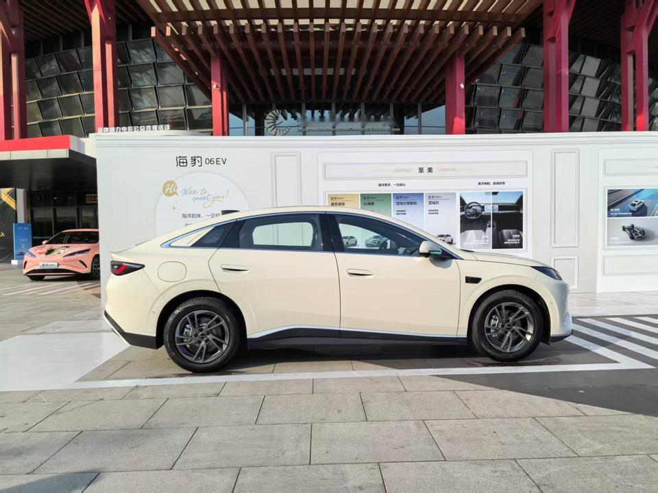 比亚迪海豹06EV上市，不到13万带车载冰箱的车，不香吗？2025年6月24日