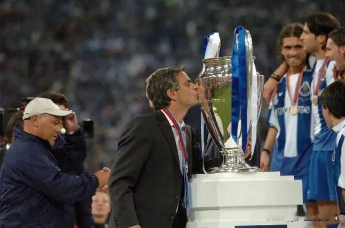 穆里尼奥在热刺的遭遇就像一本小说曲折而又婉转！话说，如果讲穆帅执教生涯里最大的