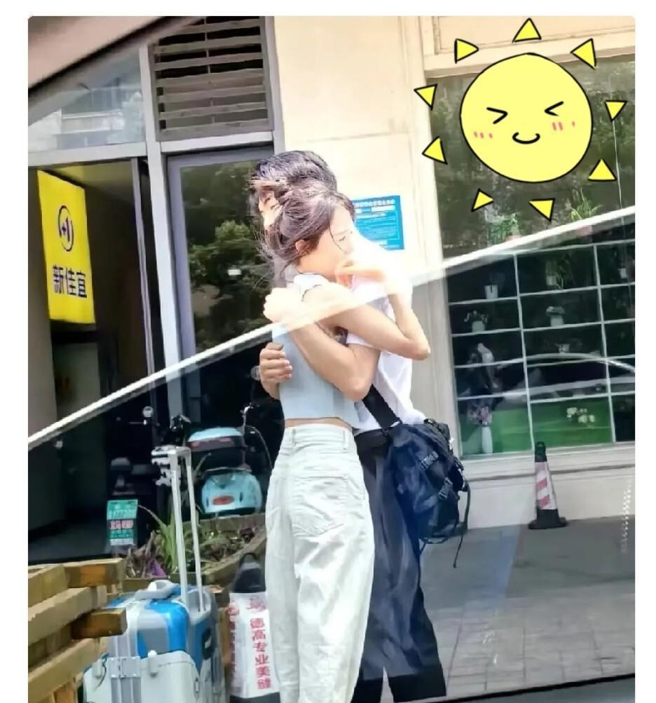 男子意外发现自己的妻子和别的男子相拥，他立刻拍下照片，发给妻子并提出离婚；没过多
