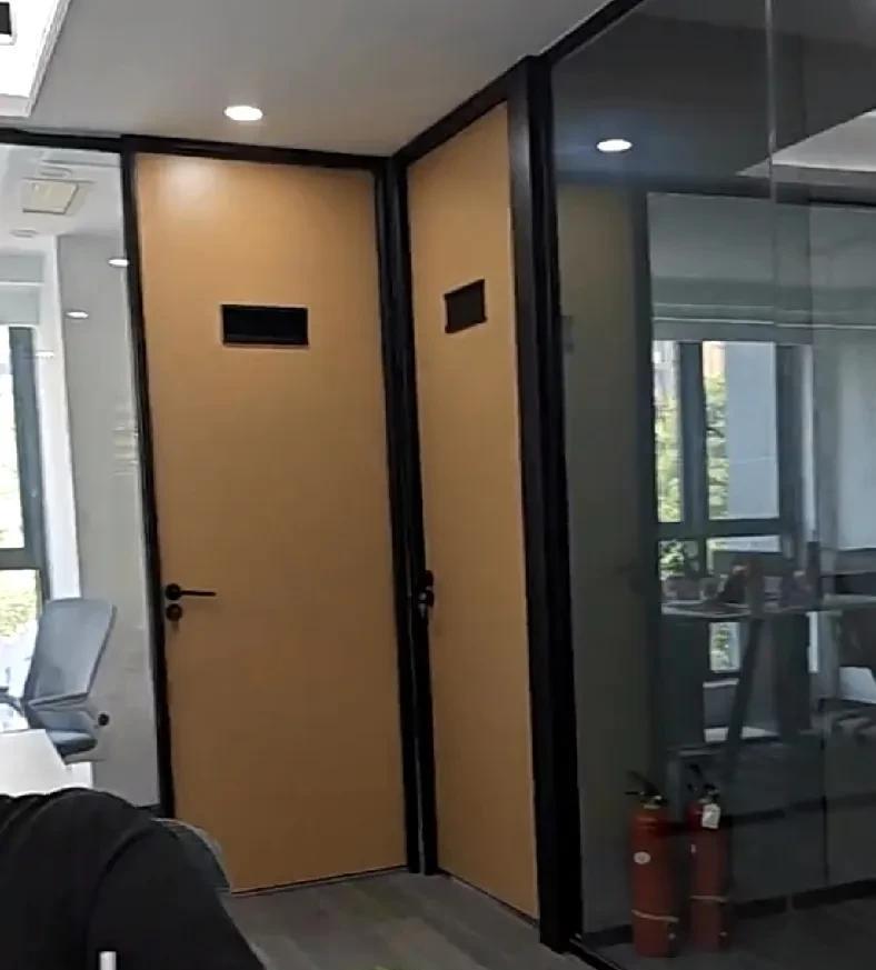 隔壁部门入职也就半年，但是全公司都感觉出他是个老好人的40岁老哥，今天下午不知啥