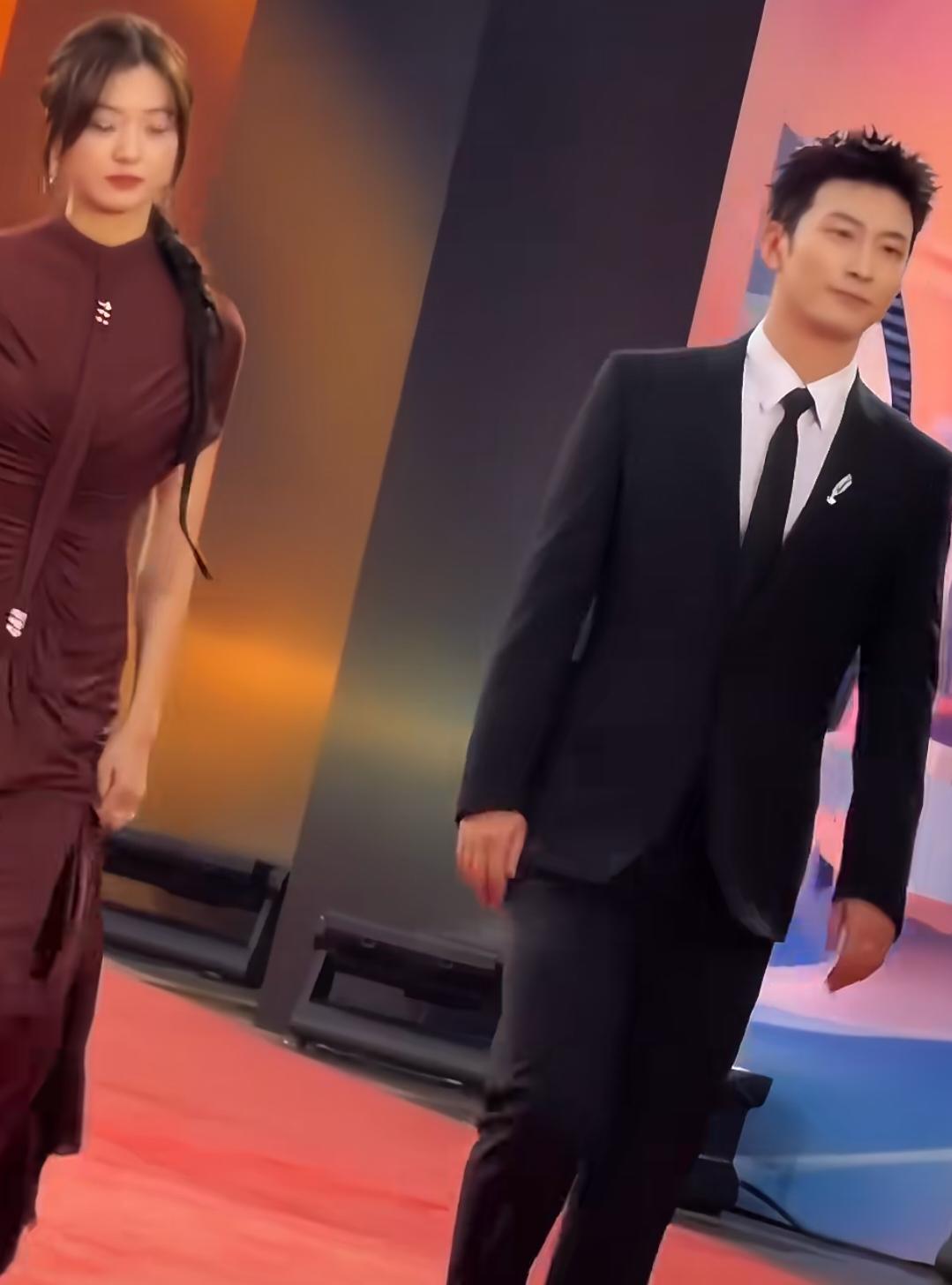 自己长的又不差，演技也很好，真的不知道为啥要找那样的当老婆！说实话完全可以找一