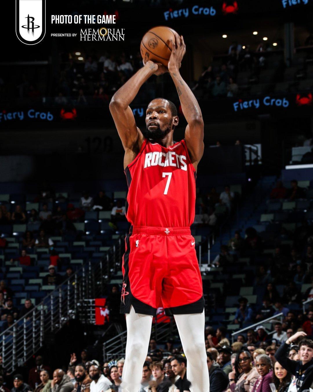 根据数据统计，杜兰特近2场比赛分别出手14次&15次，均没有达到赛季平均出手数（