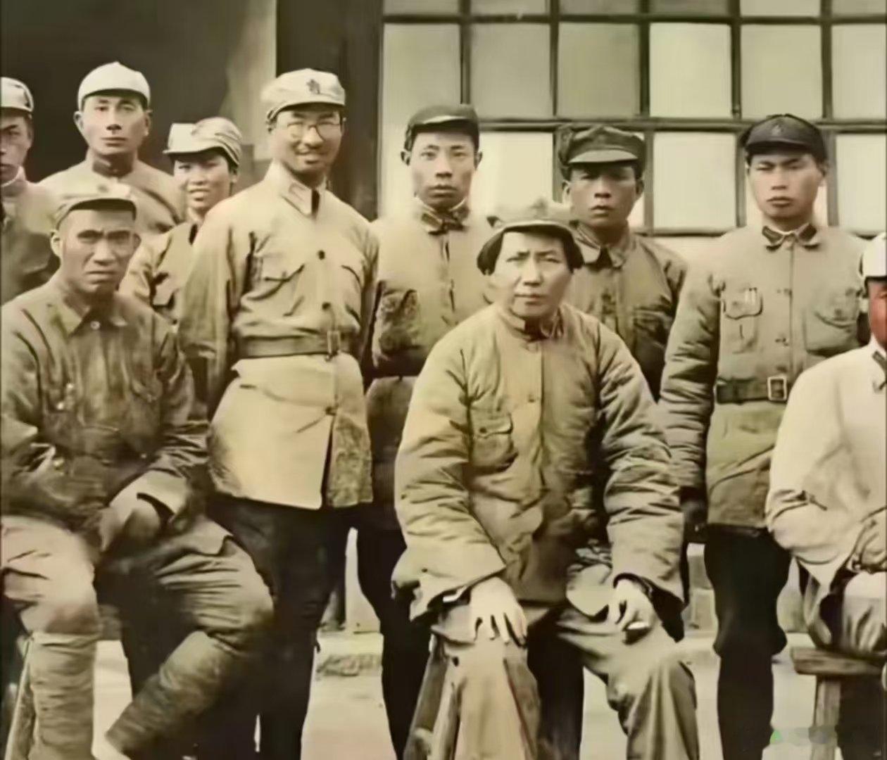 很难得的一张旧照片！伟人和一众将军！给送上一朵鲜花吧[玫瑰]伟人身后的将领，军装