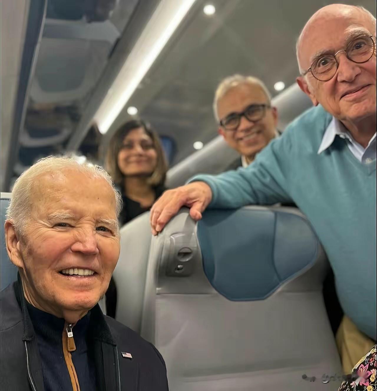 拜登好久没有看到了，乍一看都不敢认了，不知道是怎么搞的，他怎么现在越老越像老太太