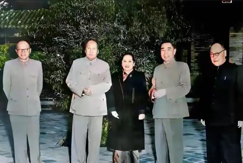 这是周总理和宋庆龄（右三），以及毛主席等人的真实容貌，并非演员扮演，货真价实的罕