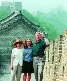 1998年6月28日拍摄下来的老照片。克林顿访华游览长城的画面真的很有意义。慕田