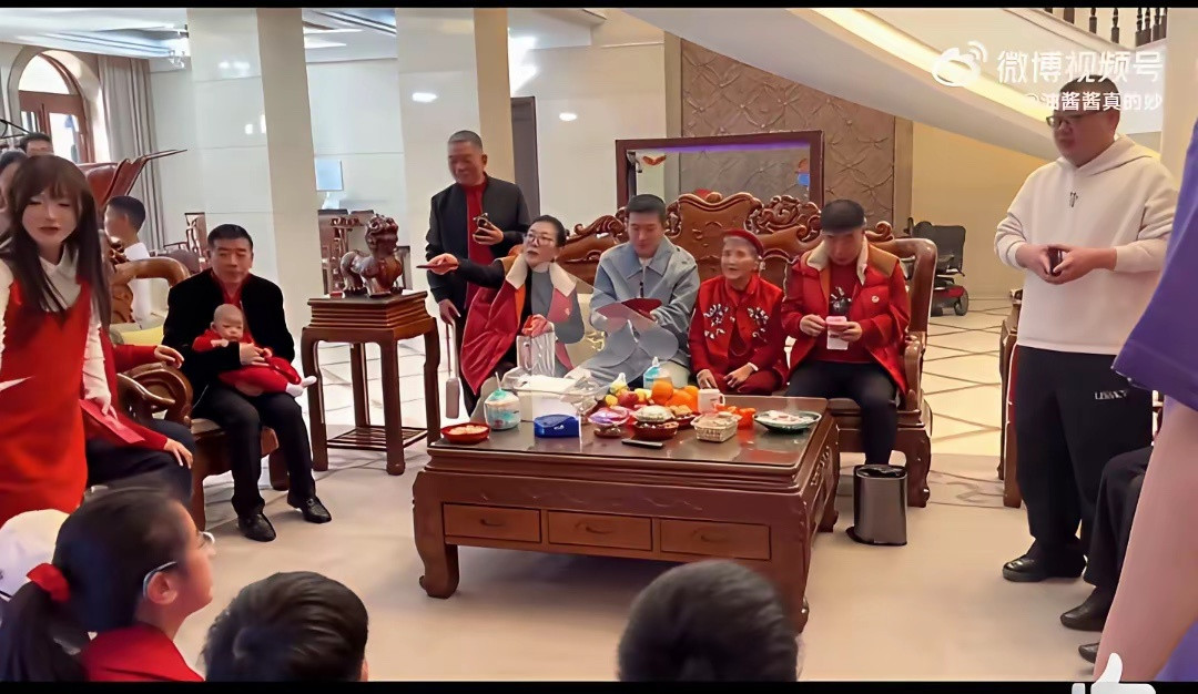 杨子晒过年视频，家里小辈挨个给杨子磕头，家里人真多。