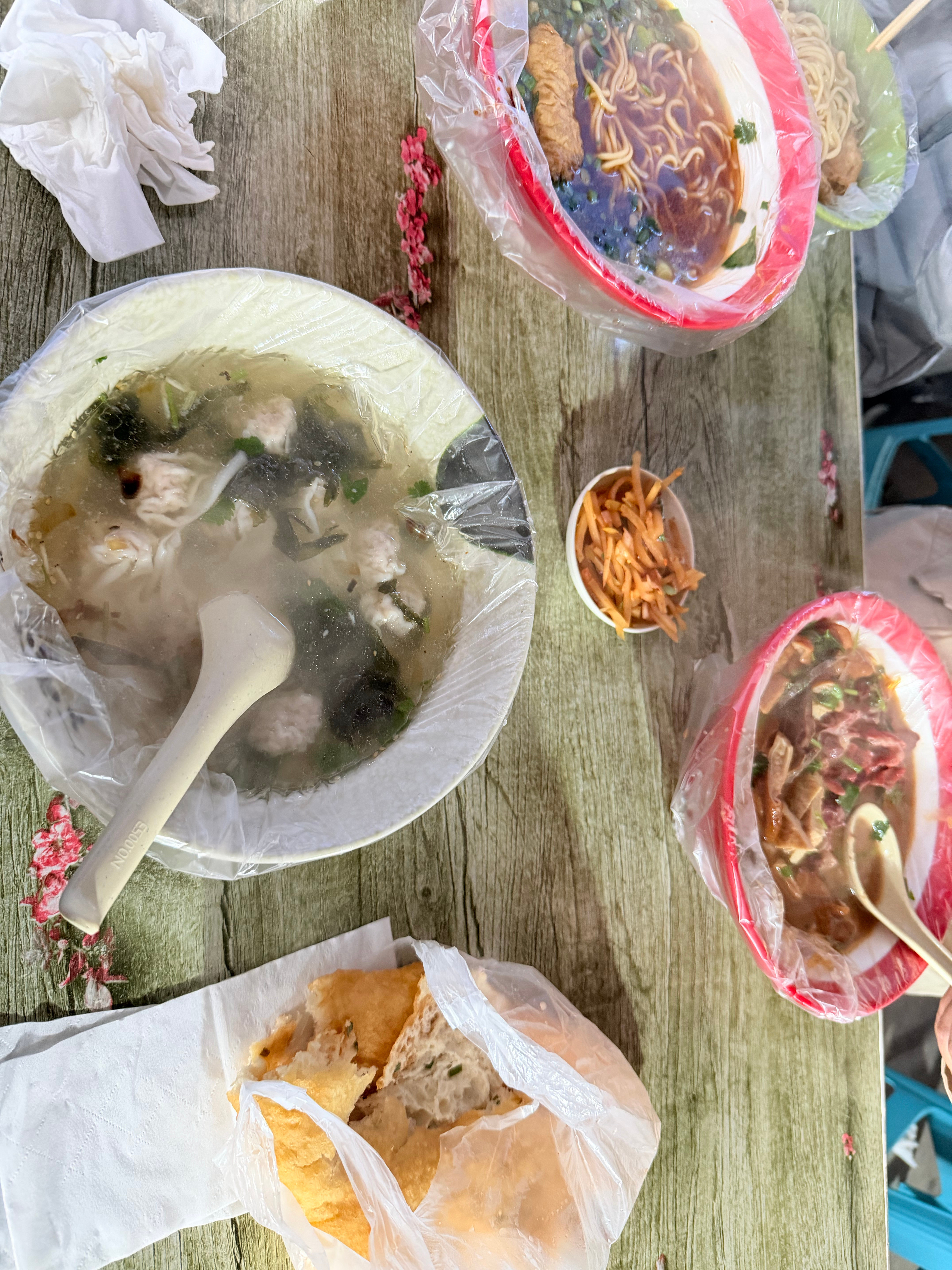 大集上上吃个卤煮、油饼、混沌和拉面，简直比五星自助还舒服～