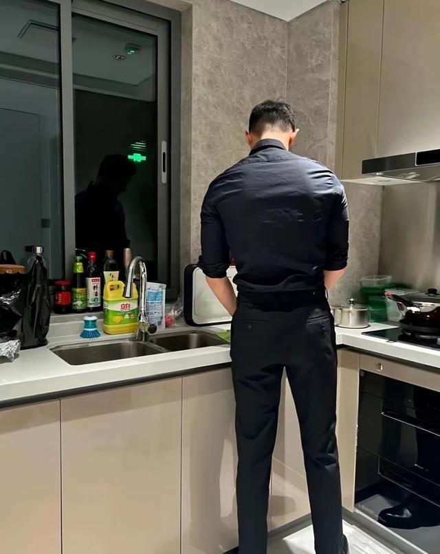 表妹找了个巨帅的男朋友，结果自己天天容貌焦虑。她长得普通，男友太帅导致经常被搭讪