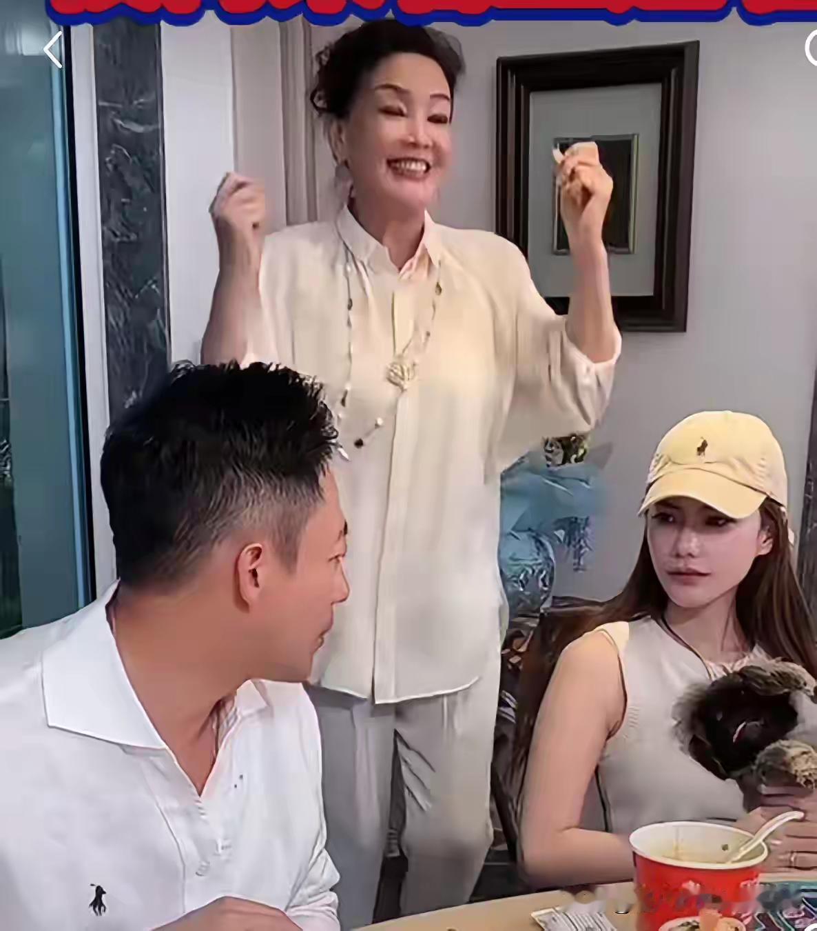看到小菲家这样温馨的画面，真的是太认真了，一家人都在努力，为麻六记加油。直播都是