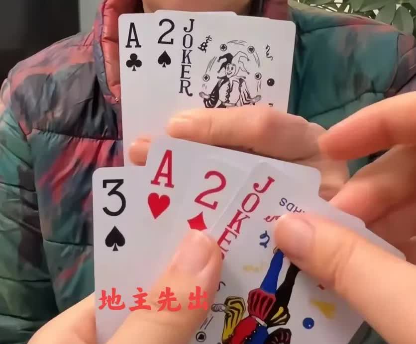 别看地主有一个大王，好多牌友都被这把牌绕糊涂了，不知道如何入局才好？如图