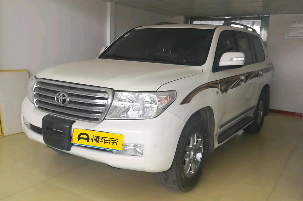 兰德酷路泽就是同事小张的梦想之车，一是看重它的越野性能炸裂，世界上没几个地方它去