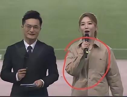 苏超总决赛女主持人火了！不是因为长相出彩，也不是因为主持出丑，而是她身上穿得那