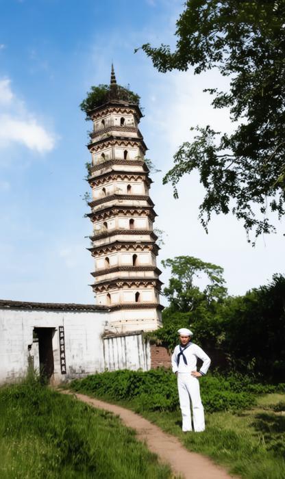 照片中的是1922年古塔是九江标志性的锁江楼塔，它始建于明代，是一座砖石结构的楼