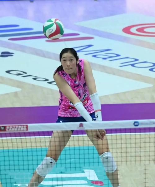 不懂为什么国家队就没有朱婷的位置一场意大利女排联赛的半决赛比赛，硬是把国内女