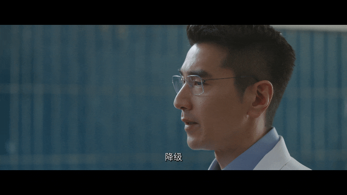 问心2盛年结局看完大结局在沙发上呆坐了快半小时，盛年坠海前那个眼神像根细刺卡在心