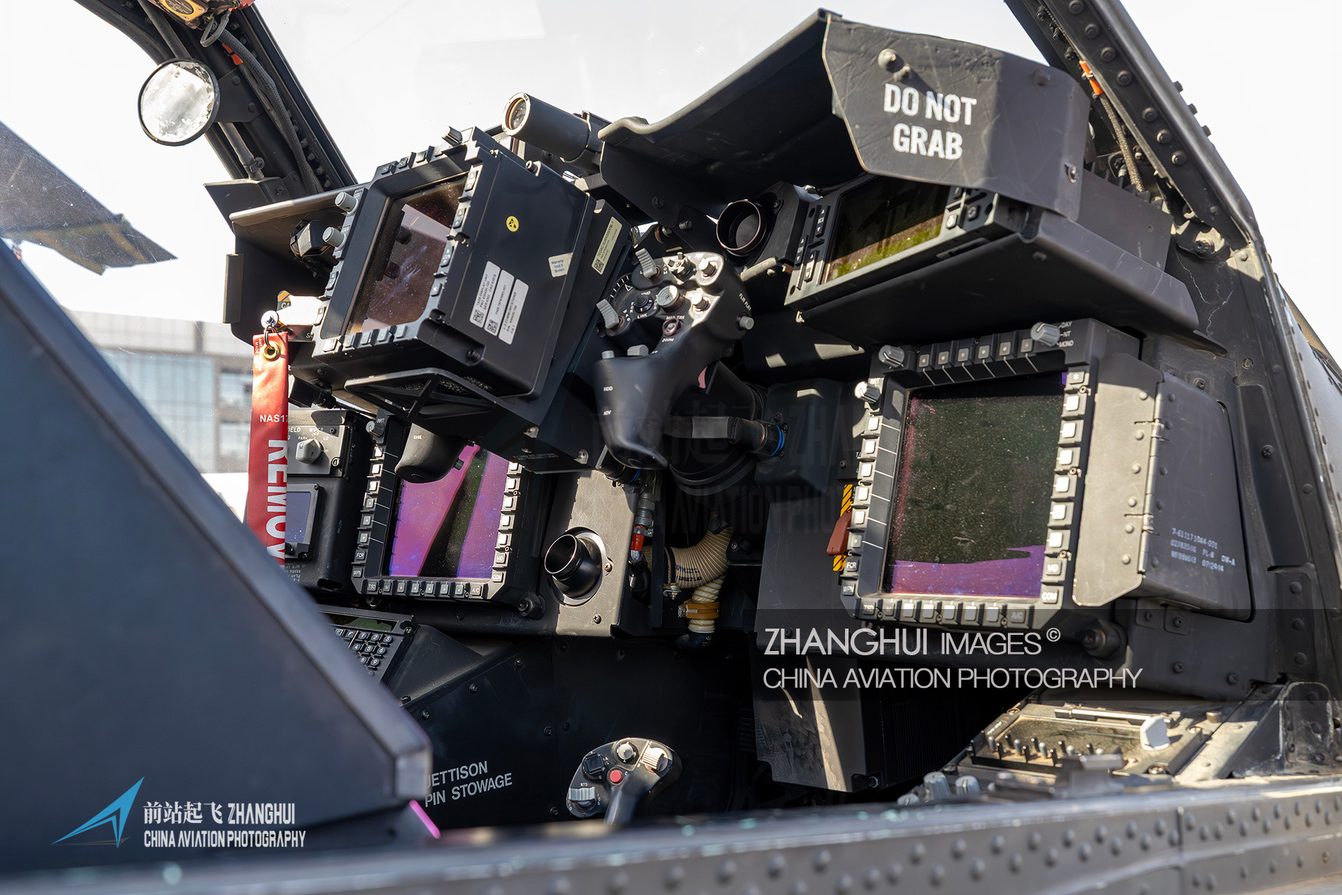 上了这么多次阿帕奇，终于能在驾驶舱里拍照了