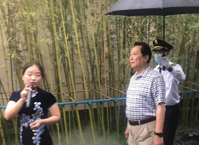 在电视剧中演大人物演多了，日常也是一副十足的派头！
