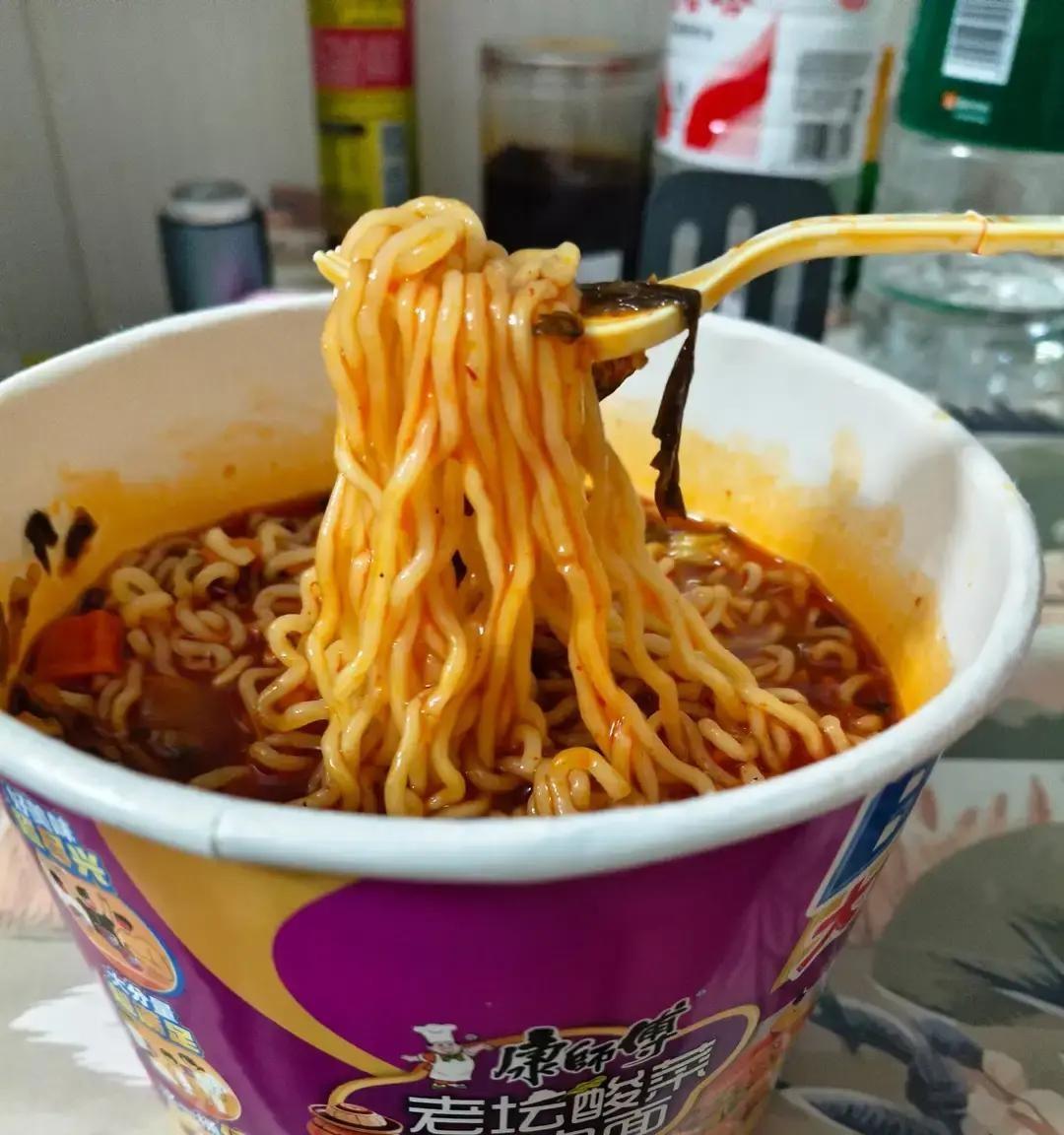 今天下雨，我本来在家也没什么事干，突然就想回娘家看看。出门的时候我连招呼都没