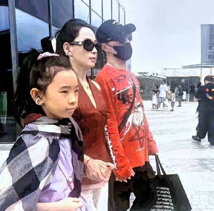 汪峰、森林北及其女儿三人牵手，现身三亚！今天，有网友在三亚看见汪峰、森林北及其