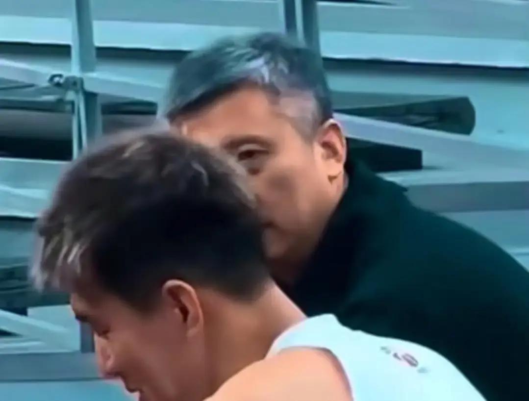 半夜十一点，郭士强推开郭艾伦公寓的门。他没问腿伤。他开口就问：“徐杰，行不