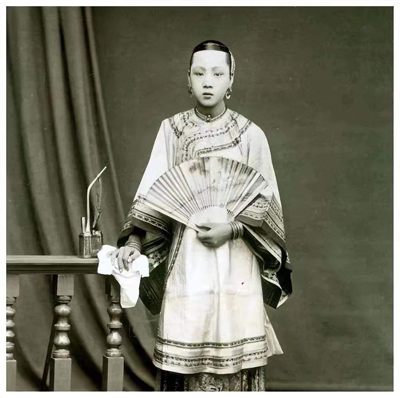 1915年，袁世凯正试穿龙袍，大姨太噗嗤一声笑了，袁世凯问：“笑什么？你一个青楼