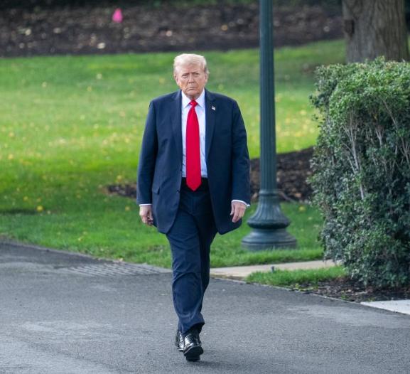 最近美国军政两界又开始犯嘀咕，有美上将在内部会议上拍着桌子发问：“究竟用什么方法