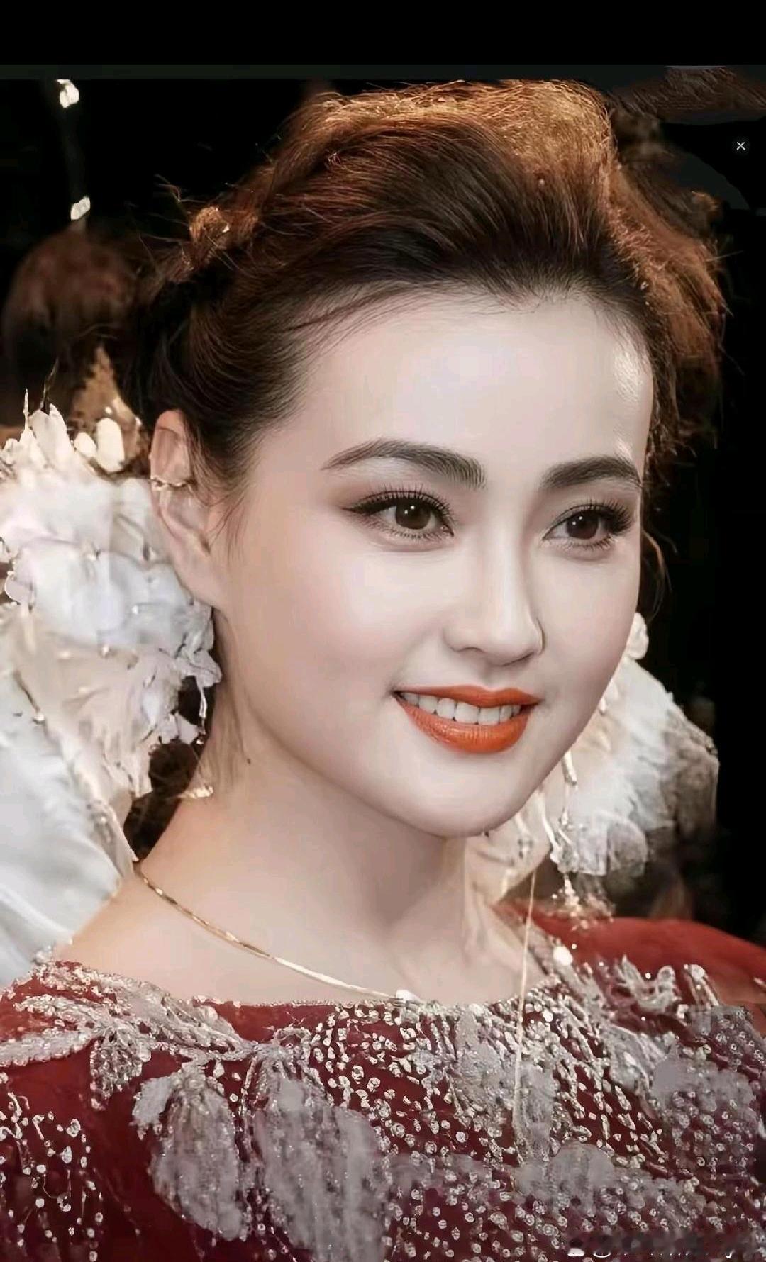 这颜值一出场就是王炸是无数男人心中的白月光王晓玉追了她30年老了才有幸和