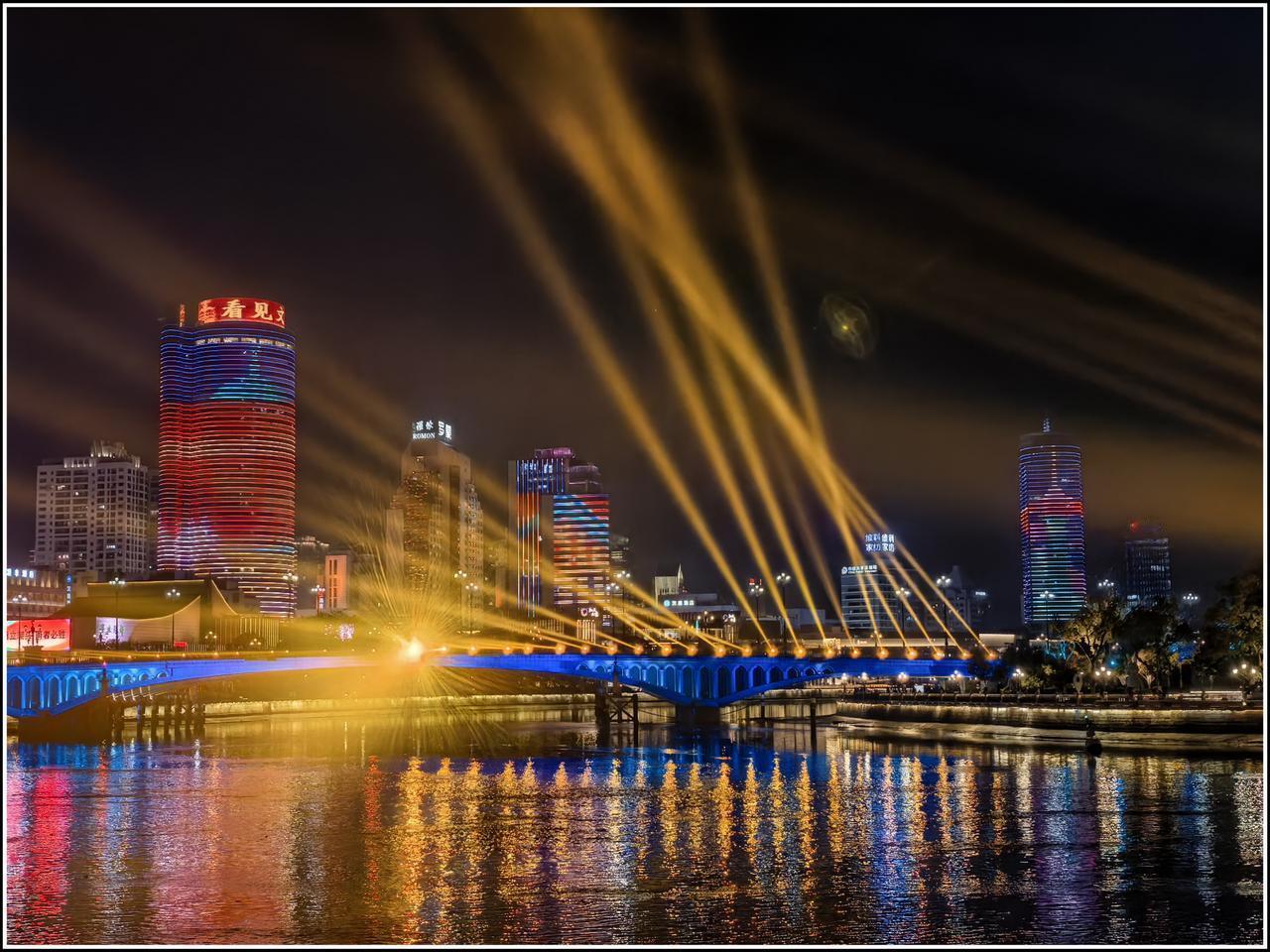 周末的晚上，一下班，就急匆匆和死党从北仑工作地驱车前往宁波三江口，顶着阵阵寒意，