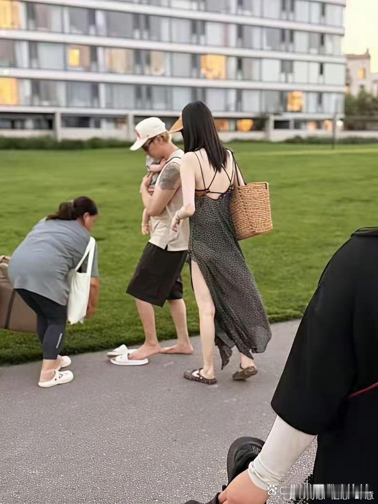 网友偶遇陈伟霆、何穗夫妻俩现身阿那亚度假。陈伟霆化身奶爸，小心翼翼怀抱着儿子，动