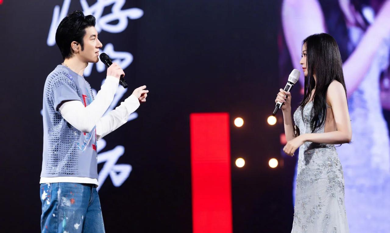 王力宏演唱会嘉宾张靓颖，最好的地方遇上最美的天堂。张靓颖的绝美身材把二哥也看迷糊