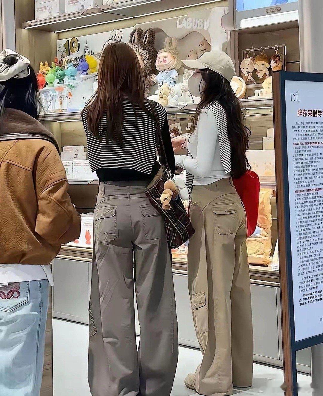你是愿意选择紧身裤呢还是愿意选择阔腿裤呢