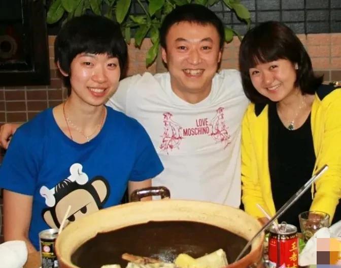 瞧瞧这张马琳当年最辉煌时候的照片，他搂着两位美女吃铁锅炖，这画面太有生活气息了。