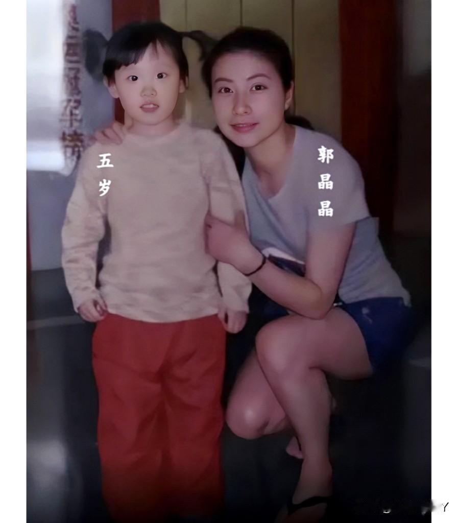 2009年，一位五岁小女孩和“跳水女皇”郭晶晶在国家体育总局跳水俱乐部，留下的美