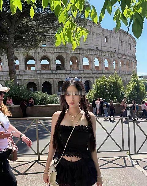 我不行了，又来一个模仿王思聪女朋友懒懒的连bgm，emoji贴纸，拍照方式都一毛