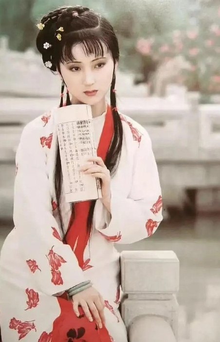 2006年，陈晓旭发现自己患上了乳腺癌，那时的她身家过亿，根本不缺钱，但没想到，