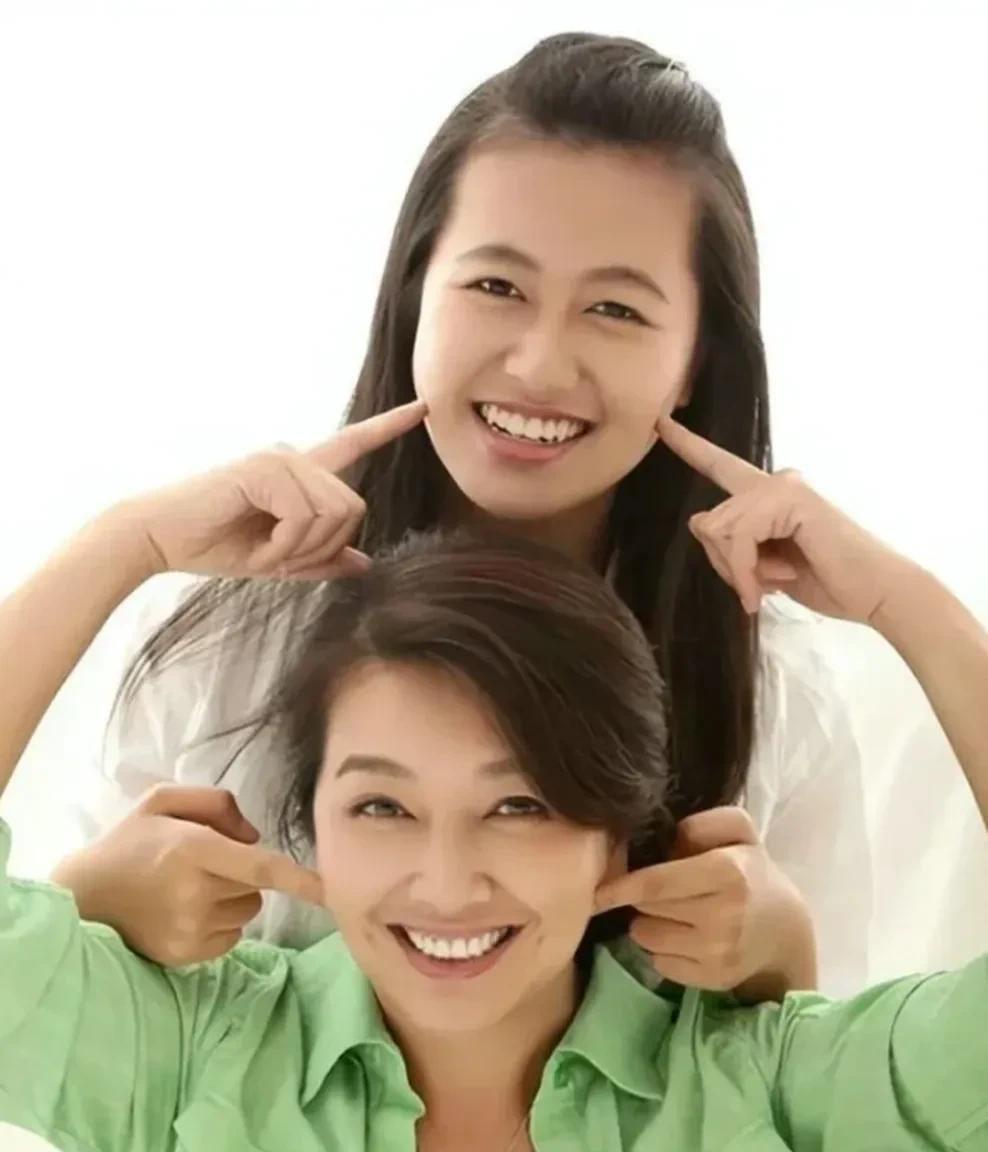 演员江珊说：“我女儿高亦心从小在美国生活，她平时讲英文比较多，中文可以说一点和看