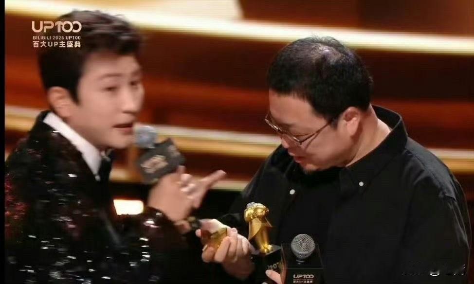 罗永浩和于谦一起获得了“年度新人奖”。在上台领奖时，罗永浩刚从主持人手中接过代表