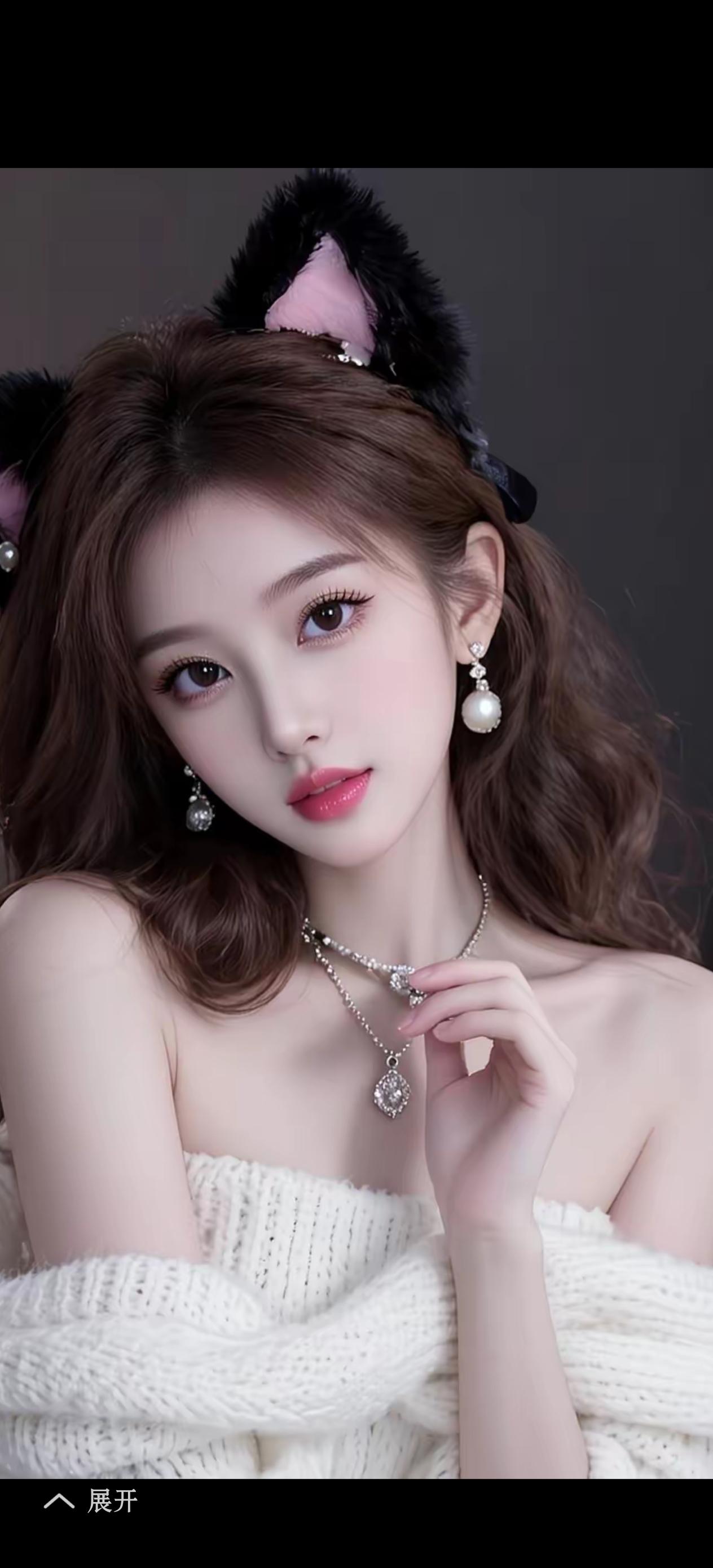 云鬓轻挽步生莲，皓齿明眸胜玉璇。颊晕红霞春带雨，肌凝白雪夜含烟。瑶台