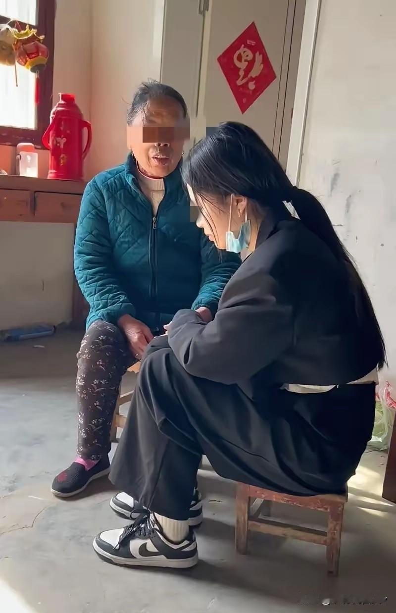 晚饭时，侄女突然放下筷子，小声问坐在对面的姑婆：“要是有个条件很好的人追我，可我