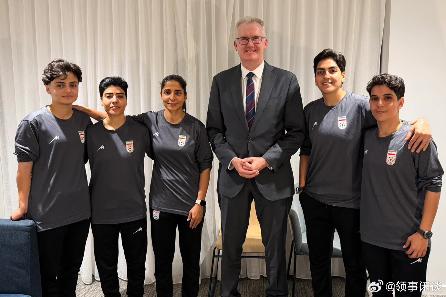 【伊朗女足队的大部分队员在拒绝了“庇护”后离开了澳大利亚】[其实是软硬兼施，澳大