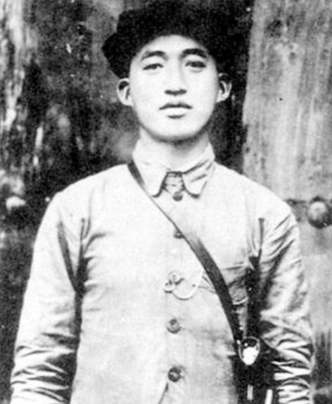 1934年，韩先楚带队缴获大批银元，撤退途中银元落水无法取回，他被撤销副连长职务