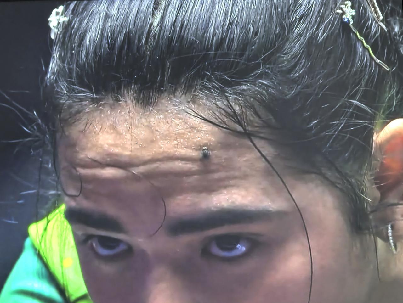 10-6被连追6分，换谁都想摔拍子。可迪亚兹偏不，第三局一只苍蝇贴她额头像5