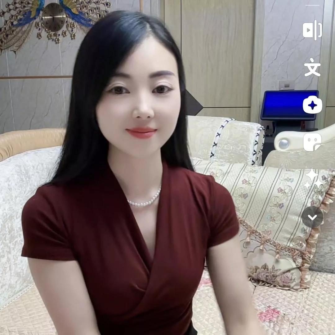 优雅妆容，温馨卧室，笑靥如花。卧室治愈美照温柔卧室自拍卧室柔美照温柔卧室写