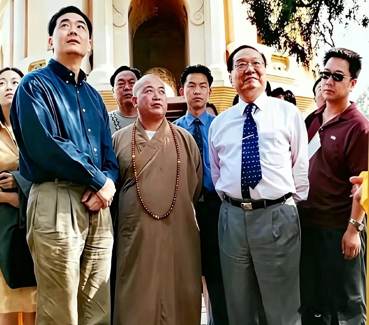 2001年，金庸和陈墨一块儿去了趟嵩山少林寺。方丈释永信全程带着他们转，逛到嵩岳