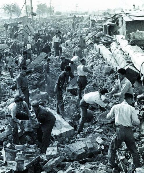 1976年，唐山大地震中，一座看守所被震塌，200多名囚犯从狱中跑了出来，可他们