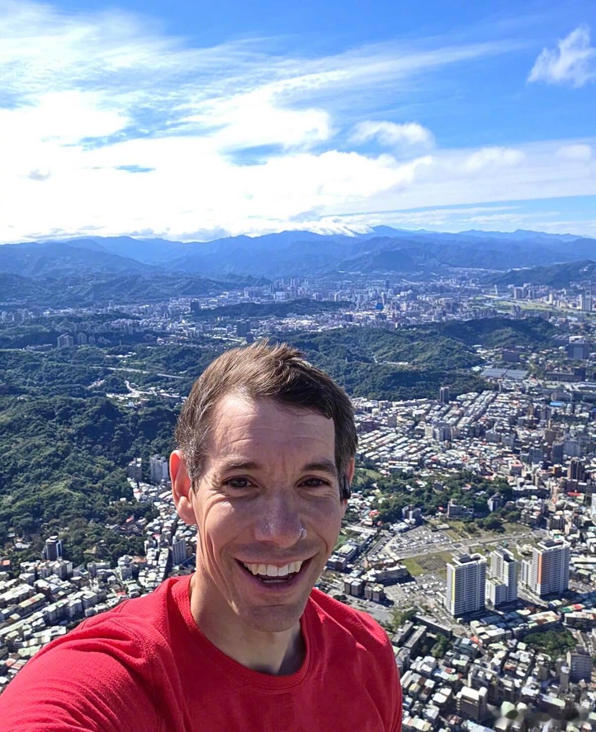 Alex登顶台北101后的自拍，太强了