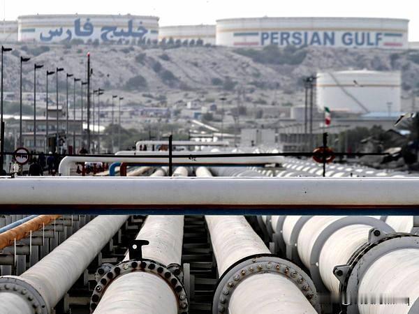 如果袭击这里？伊朗的哈尔克岛是伊朗出口石油的核心枢纽和港口，至少有五条海底石油