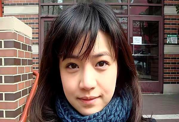 原来陈妍希根本没演。沈佳宜就是她本人，20年前南加大的旧照扒出来了。照片里